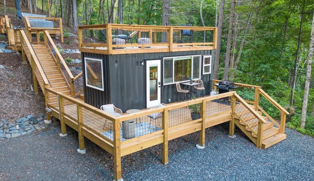 Tiny Sustainer-Hot Tub, Fire Table, Romantic Oasis
