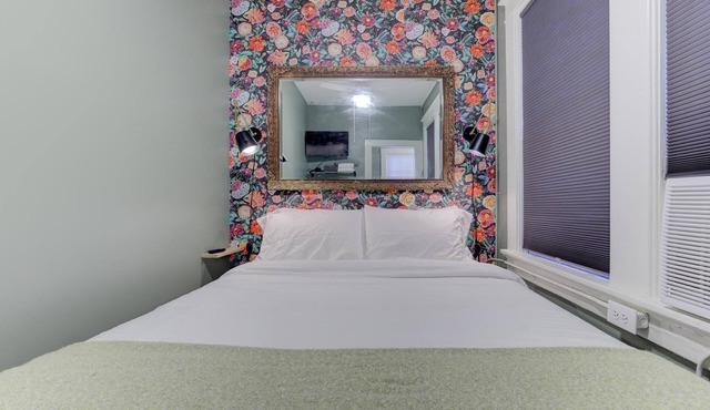 Tiny Trendy Traveler's Studio in Historic Midtown!