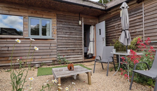 TINY WILLOW, pet friendly, with a garden in Child Okeford