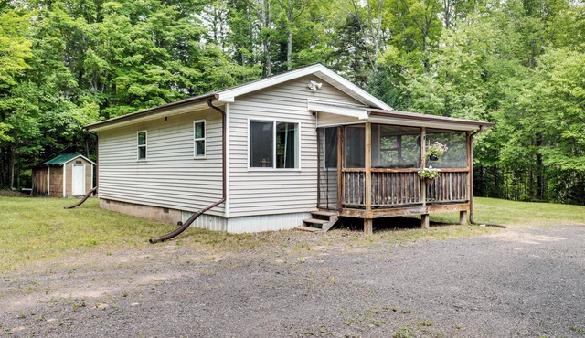 Tiny Woodland Cottage Retreat w/Yard in Pelkie