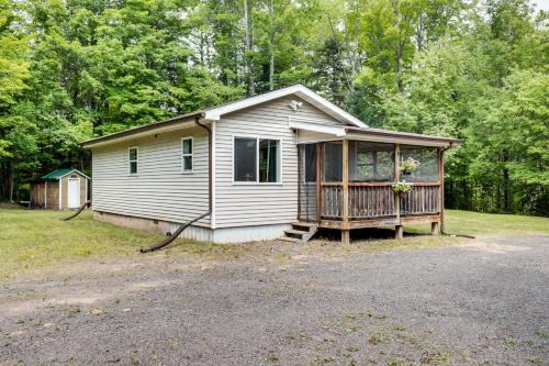 Tiny Woodland Cottage Retreat with Yard in Pelkie