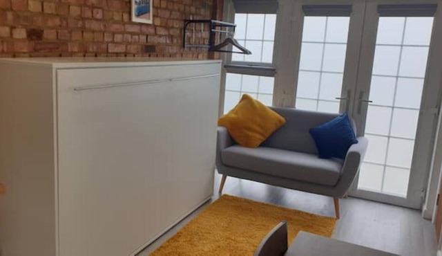 TinyHome Southwick Cosy studio flat 5 mins to sea, village amenities and rail.