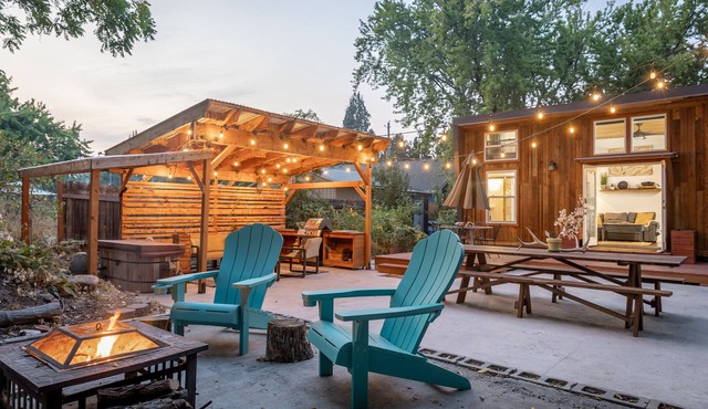 TinyHouse Oasis - Hot Tub-Bikes-FirePit-BBQ-Projector-Ax Throwing-Pet Friendly