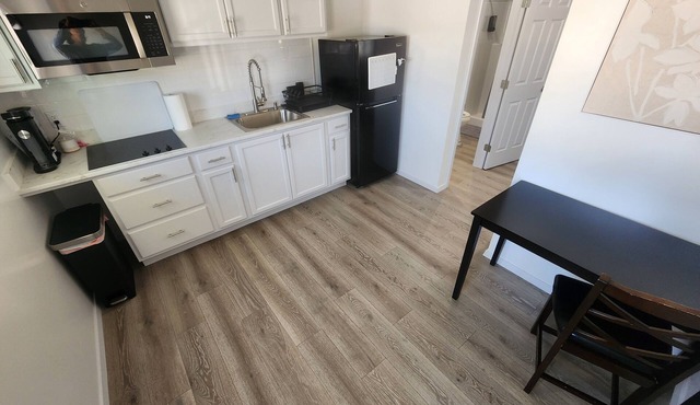 Tinyhouse with AC and laundry area. Near Ector County Coliseum