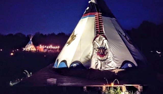 Tipi Creek Glamping With Hot Tub