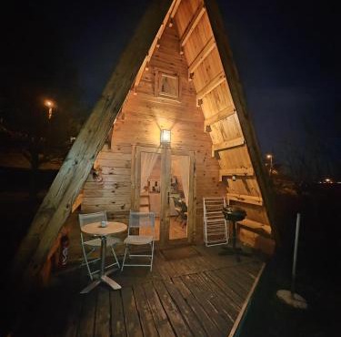 Tipi en bois tout équipé avec balnéo