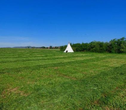 Tipi en pleine nature