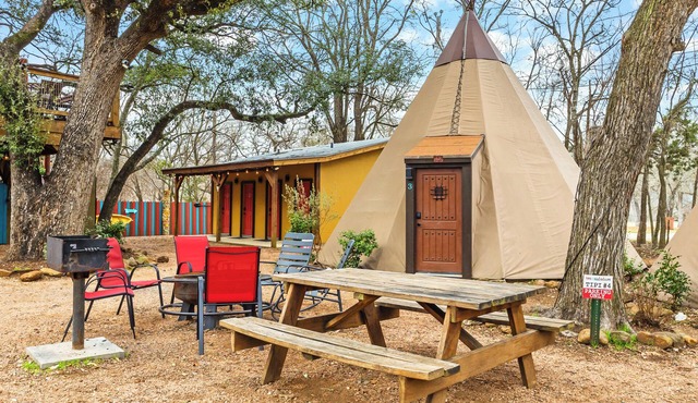 Tipi's in perfect New Braunfels with AC, private bathroom, resort amenities