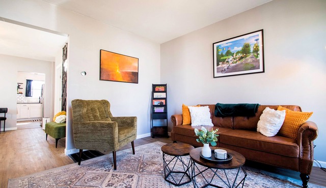 Tipp Hill Home, near local eateries and pubs, walkable, near SU and Hospitals