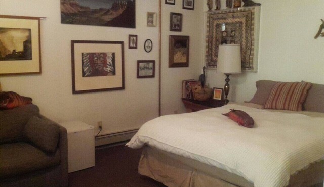 TIPPECANOE ROOM Individual Rental. 1 QUEEN BED, 2 GUESTS ONLY ROOM