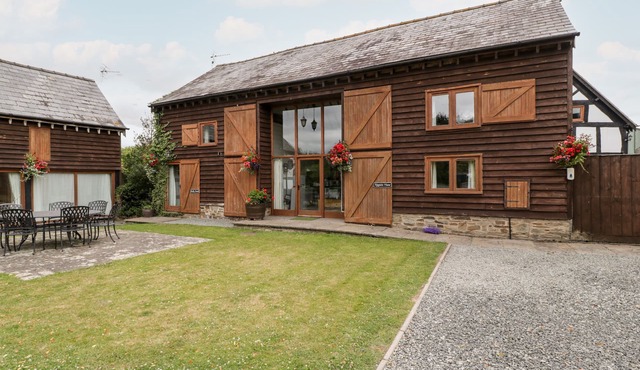 TIPPETS VIEW, family friendly, character holiday cottage in Luntley