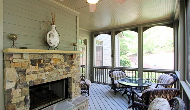 Tippy Canoe Lodge - Relax by the fireplace, play games + more!