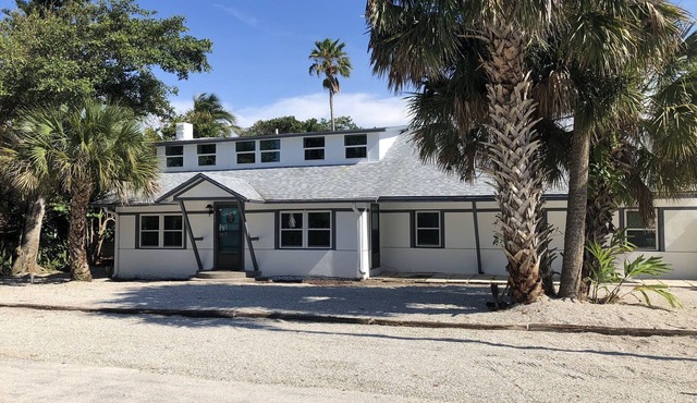 TipSea Turtle Retreat, island cottage with pool in the heart of Melbourne Beach!