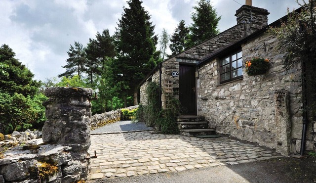 TIPSY GIN COTTAGE, romantic, with open fire in Crosthwaite