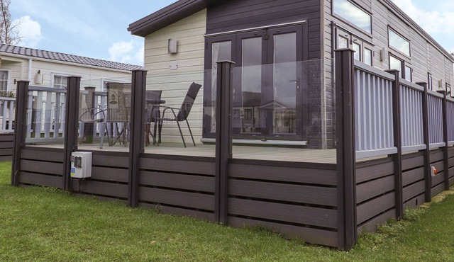 TIPTOES LODGE, pet friendly, character holiday cottage in Carnforth