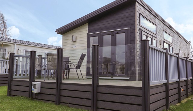 TIPTOES LODGE, pet friendly, character holiday cottage in Carnforth