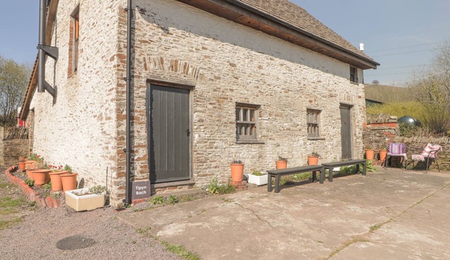 TIPYN BACH, pet friendly, character holiday cottage in Bedwas