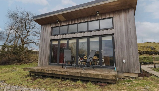 TIRLAGGAN STUDIO, pet friendly, with open fire in Lismore