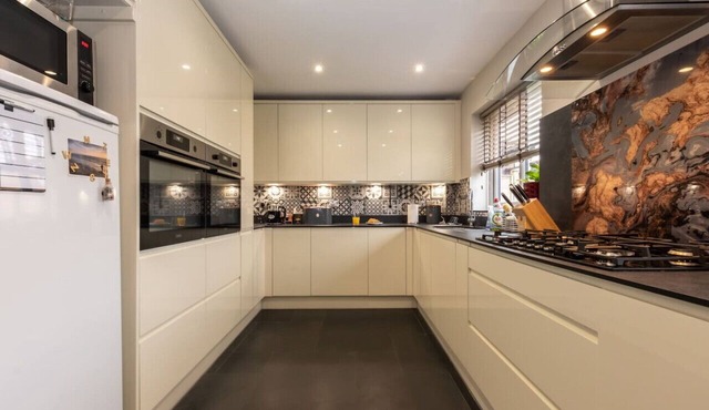 Titchfield House - A beautiful 3 bedroom house with free parking. And dog friendly!