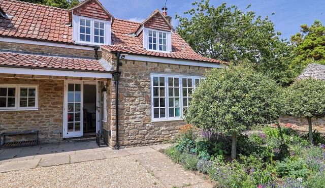 TITHE BARN COTTAGE, pet friendly, with open fire in Burton Bradstock