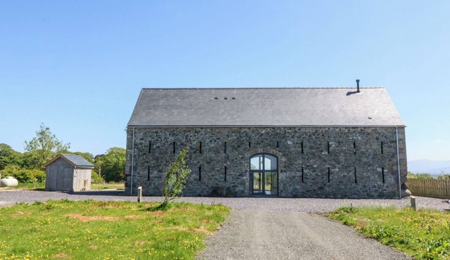 TITHE BARN, pet friendly, luxury holiday cottage in Malltraeth