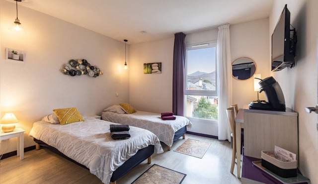 Tithome 1 - Gare, centre ville, vue montagne et château