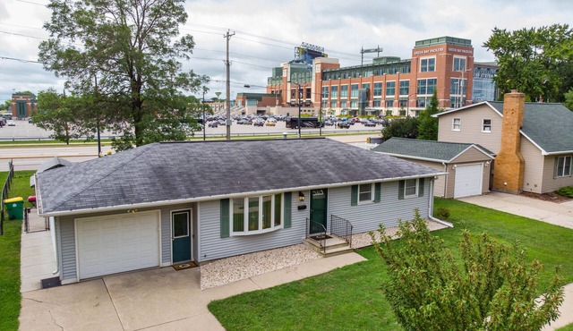 Titletown Dream Stay- Fire pit, Stadium Views - Across from Lambeau Feild