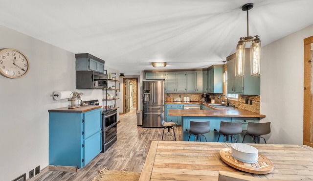 Titletown Hideaway: Spacious Boho 4 Bedroom Home by RedAwning