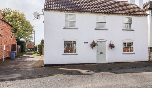 TIVOLI, pet friendly, character holiday cottage in Elkesley