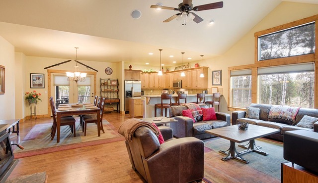 TJ's Mountain Haus: Hot Tub, Air Conditioning, Pet Friendly