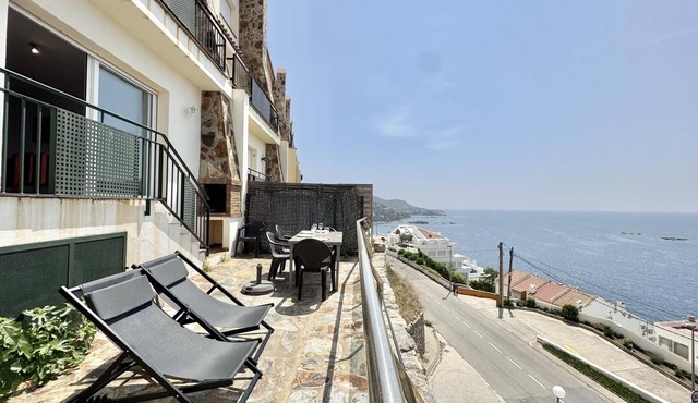 TM. Semi-detached house with incredible sea view and community pool.