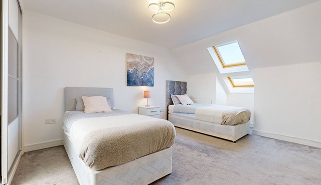 Tms Lovely 5-Bed House in Stanford-le-Hope