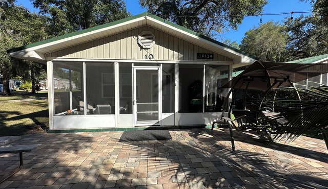 tn#10 2-bedroom cottage in Salt Springs Under New Manage. Ice machine on site.