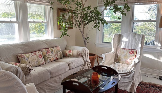 Tn A tranquil farmhouse getaway only 12 minutes away from the OU campus.n