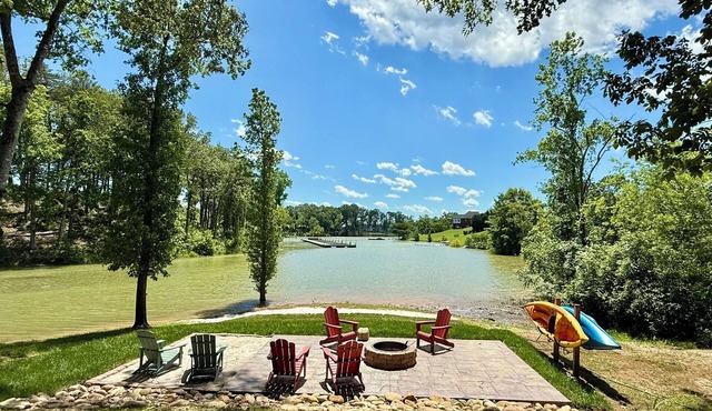 TN Mountain/Lake Cottage, Lakefront, Hot Tub, Firepit, Kayaks, Fishing, Relaxing