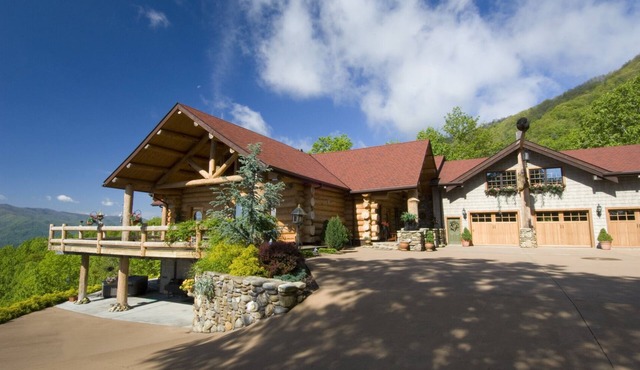 TN Mountain Lodge: sleeps 22+ lake, hikes, hot tub, Sauna