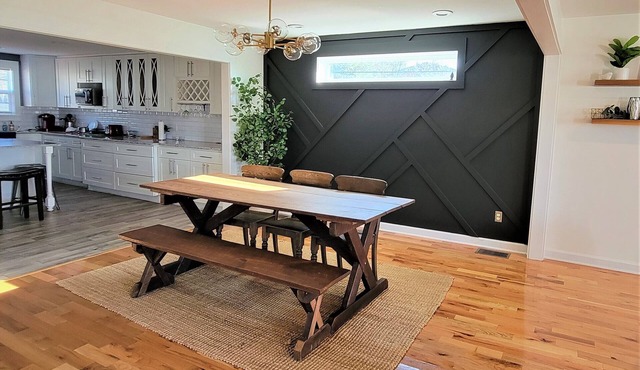 tn⭐Skyline views!⭐ Mins from Downtown and Topgolf! Large Deck, Fenced in yard!