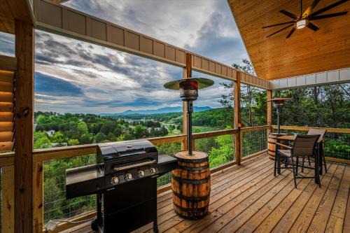 TN Whiskey Cabin- Lake and Mtn Views- Covered Deck- Game Room- Pool Table- Pets