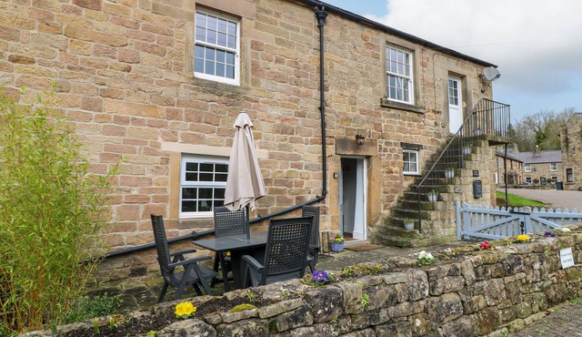 TOAD COTTAGE, pet friendly in Two Dales
