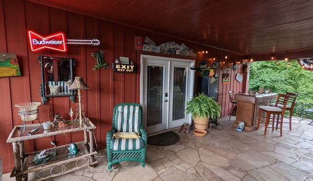 Toad Hill: Great views! Minutes to UT & Airport! Pet Friendly!