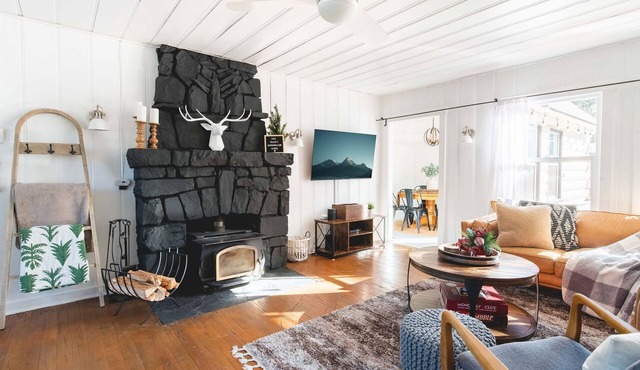 Toasty Marshmallow Cabin: 3b/2b Ideal Layout. Pets Ok. Spa. Games & Poker Table