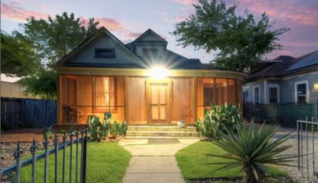TOBIN HILL OASIS - PRIVATE POOL HOUSE 3BD/2.5BA, SCREENED IN PORCH, FULL KITCHEN