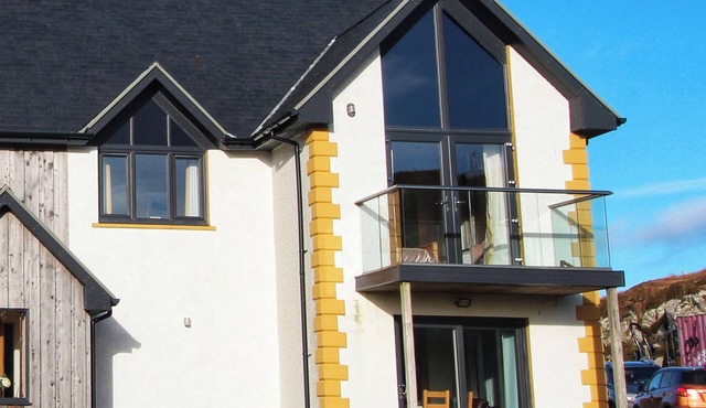 TOBSON, family friendly, character holiday cottage in Leverburgh