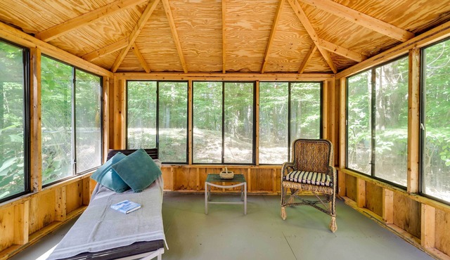 Tobyhanna Cottage w/ Screened-In Porch & Fire Pit!