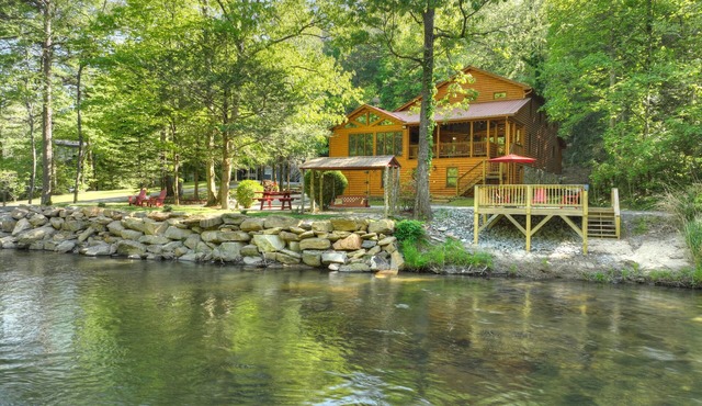 Toccoa River Frontage - Steps from the water, Sleeps 10, Fire Pit, Pet Friendly