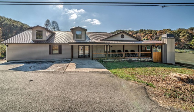 Toccoa River home with fireplace, deck, central AC, & quick access to Downtown