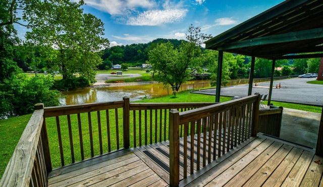 Toccoa River House- Toccoa River Front-2br/2ba-wifi-walk to town-Free Activities