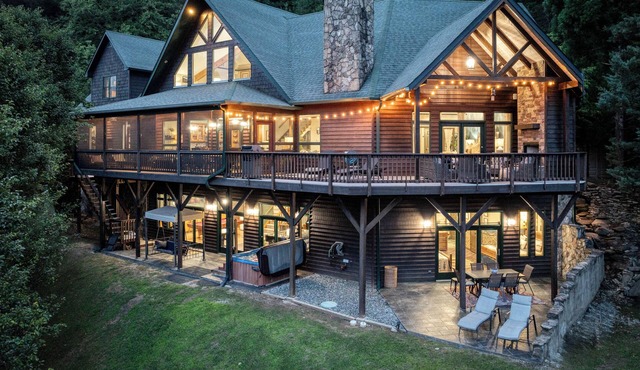 Toccoa River Lodge, 6 BR, Private Pool on the river just 15 min to Blue Ridge GA