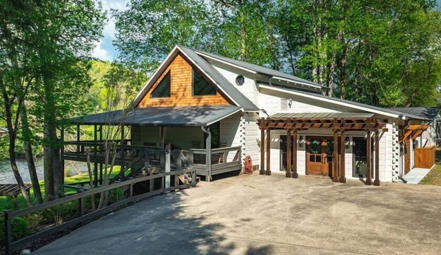 Toccoa Time - Riverside | Pet Friendly | Hot Tub | Firepit