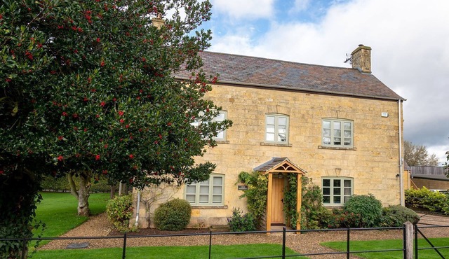 Todenham Farmhouse - Pet friendly on a working farm